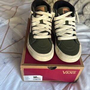 Size 1.5 vans sk8 hi mte 1  boys like new